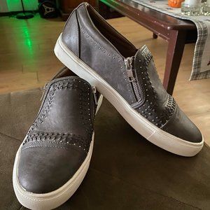 Women's 9.5 Report Zip Side shoes